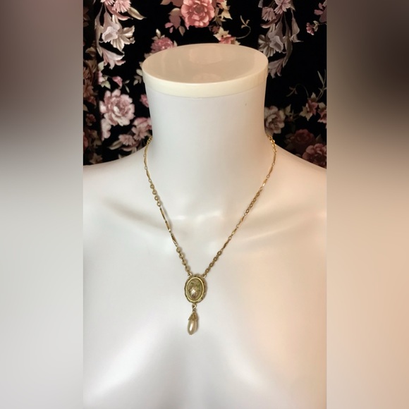 Vintage 1928 Dome Floral And Faux Pearl Drop Pendant Gold Tone 18” Necklace - Picture 2 of 6